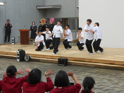 オープニングを飾った生徒会役員によるダンス